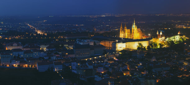布拉格的夜晚全景，捷克共和国。城堡，圣维塔斯大教堂。图片下载