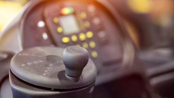 叉车驾驶室，驾驶室里的方向盘和仪表盘对旧叉车的特写图片下载