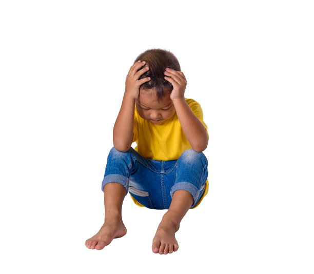 悲伤的亚洲小男孩坐在地板上孤立的白色背景图片下载