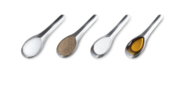 盐，胡椒粉，糖和鱼露的调味品孤立在白色的背景图片下载