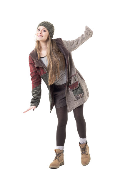 快乐无忧无虑的年轻女子在温暖的冬装模仿飞翔张开双臂图片下载