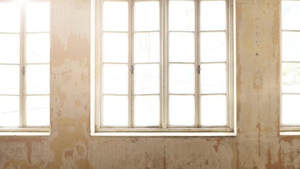 工业复古室内，明亮的光线透过窗户照射进来。——图片图片下载