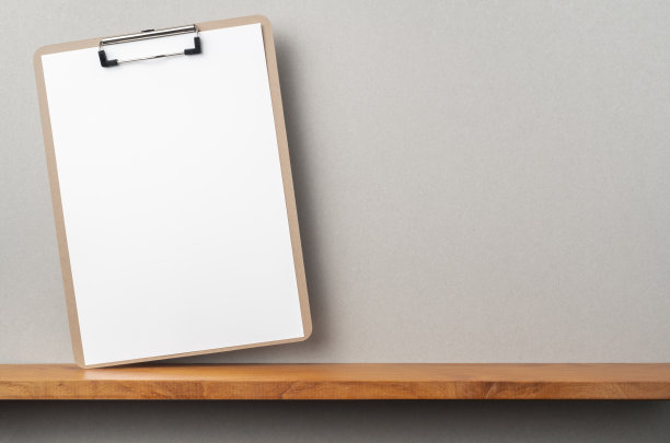 正面的A4纸与剪贴板在书架上图片下载