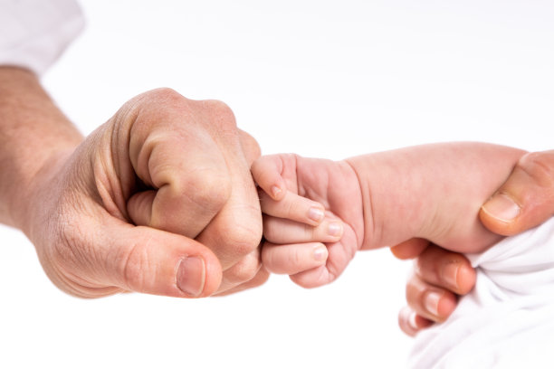 爸爸和儿子的手紧握在一起图片下载