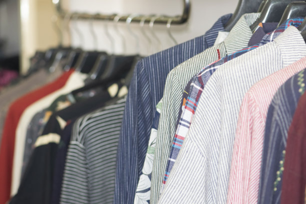 商店中最靠近衣架的悬挂背景图片下载