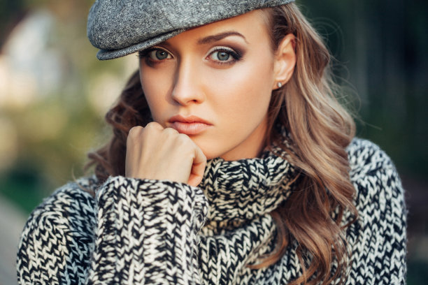 一个美丽的女人的秋天肖像图片下载