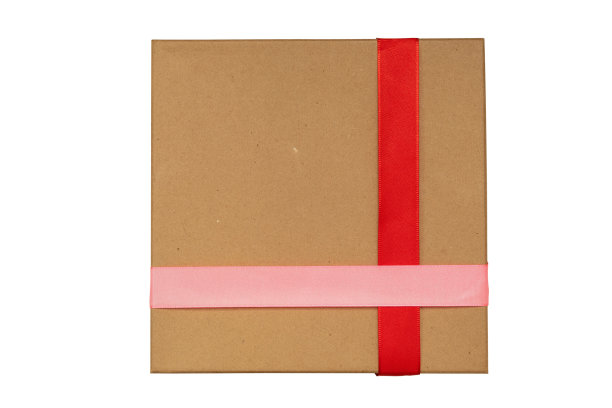 硬纸板礼盒与红色丝带蝴蝶结，孤立在白色图片下载