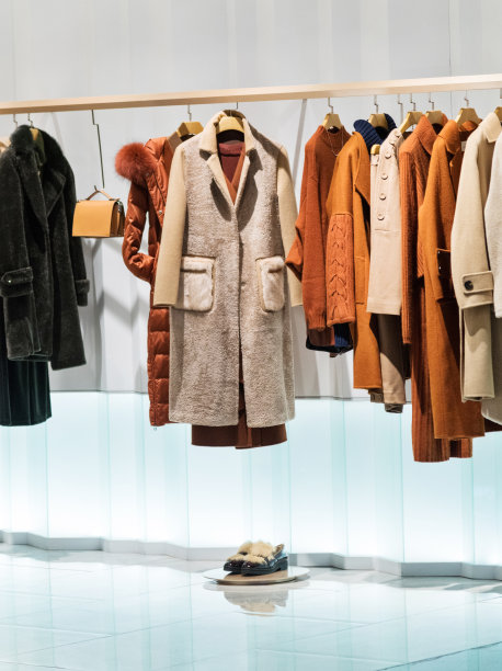 现代服装店的女大衣图片下载