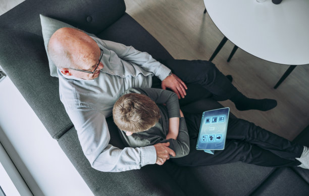 家庭通过数字平板电脑上的应用程序控制智能家居图片下载