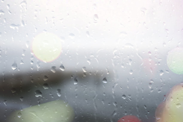 雨滴落在玻璃上很好看图片下载
