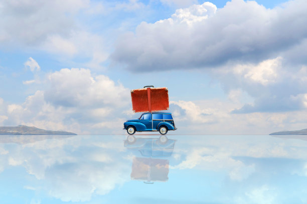 旧汽车的后备箱与蓝色的天空与美丽的云反射。复制太空旅行的概念。图片下载