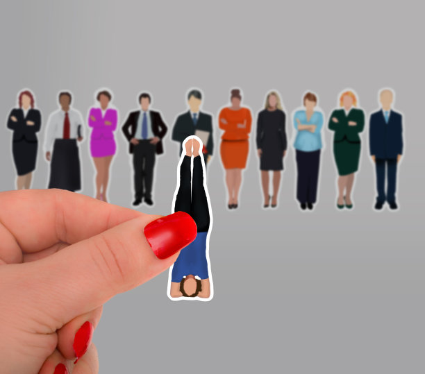 人力资源经理在看简历时发现应聘者经常练瑜伽图片下载