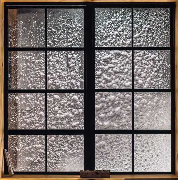 窗户在暴风雪中图片下载