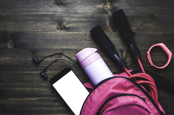 粉色背包，运动服和跳绳。健身或跑步的概念图片下载