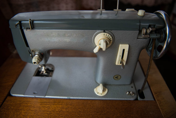 照片上的老式手工缝纫机图片下载