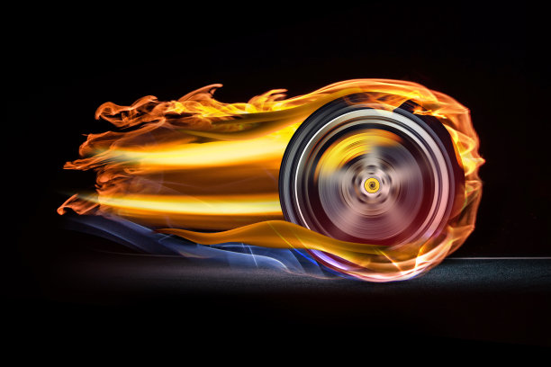 高速车轮在路上着火了图片下载