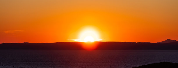 夕阳山的剪影，橙色的天空背景，复制空间图片下载