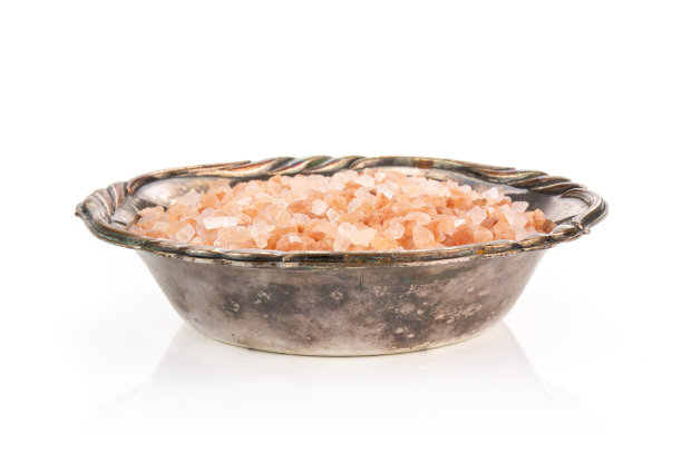 粉红色喜马拉雅盐晶体孤立在白色上图片下载