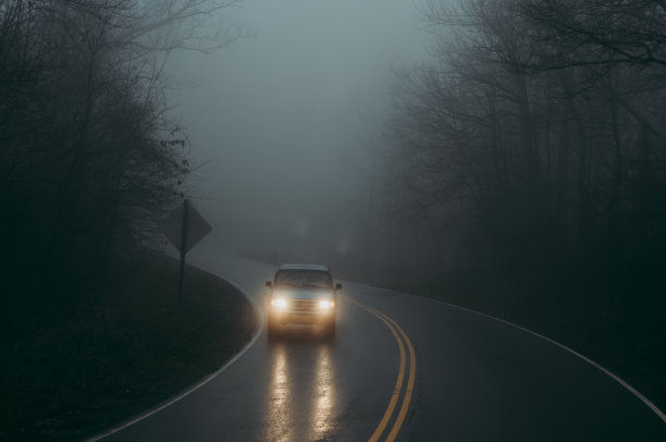 路上的汽车图片下载