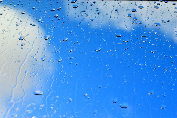 背景的湿窗户对着天空图片下载