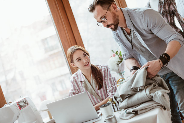 两个人在设计工作室的裁剪照片图片下载