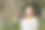 放松的女孩在一个阳光明媚的日子在公园呼吸新鲜空气图片下载