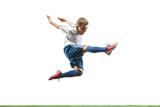 年轻的男孩被孤立在白色。足球运动员图片下载