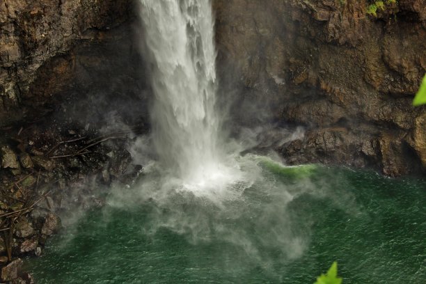 斯诺夸尔米瀑布坠落在岩石和水池下面。图片下载