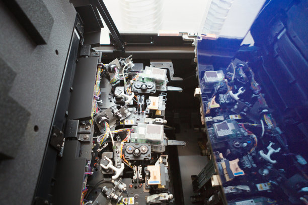 在数字打印机里。复杂机器的内部结构。图片下载
