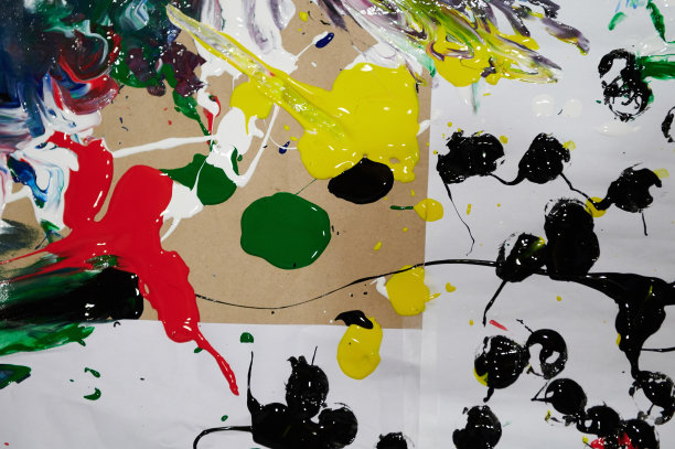 几滴未干的彩色颜料图片下载