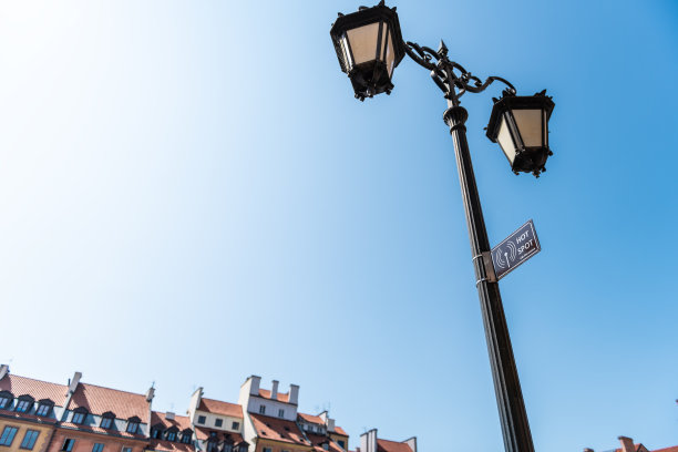 华沙，波兰老城首都，在阳光明媚的夏日背景蓝色的天空和特写的华沙Wifi热点标志上的灯杆图片下载