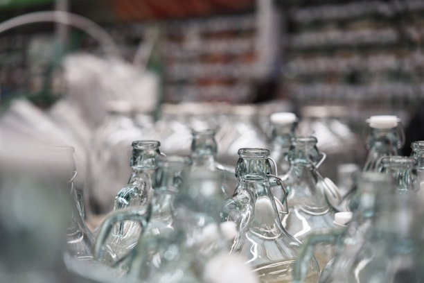 玻璃容器在商店里图片下载