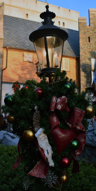 灯柱上的圣诞花环图片下载