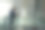 一个英俊的商人在办公室一楼的过道上用他的笔记本电脑工作的侧视图图片下载