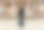 年轻漂亮的女人穿着时尚的经典衣服的街头照片。图片下载