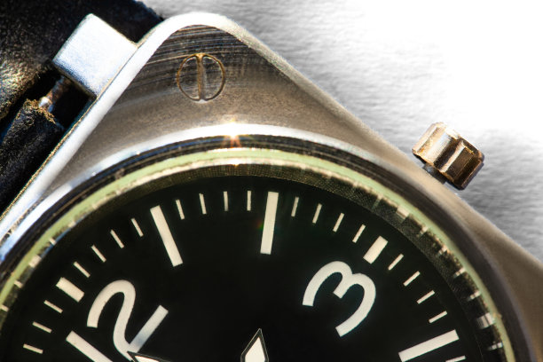 旧钢腕男手表与黑色表盘，宏图片下载