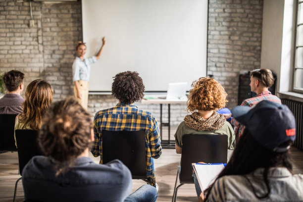 有创造力的人参加教育活动的后视图。图片下载