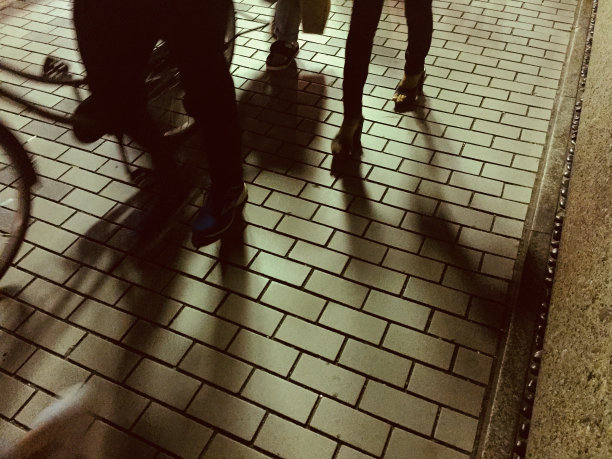 人们在石头路面上行走和骑自行车的抽象图片图片下载