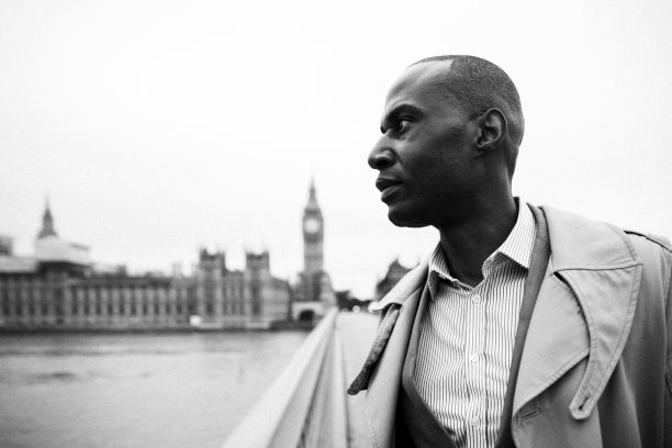 复古风格的黑白肖像一个自信的商人图片下载