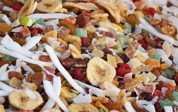 干果与香蕉片，椰子，坚果，蓝莓，葡萄干，猕猴桃，樱桃和其他。背景颜色鲜艳的食物图片下载