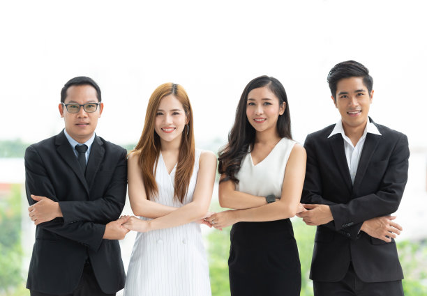 商人们手牵着手。图片下载