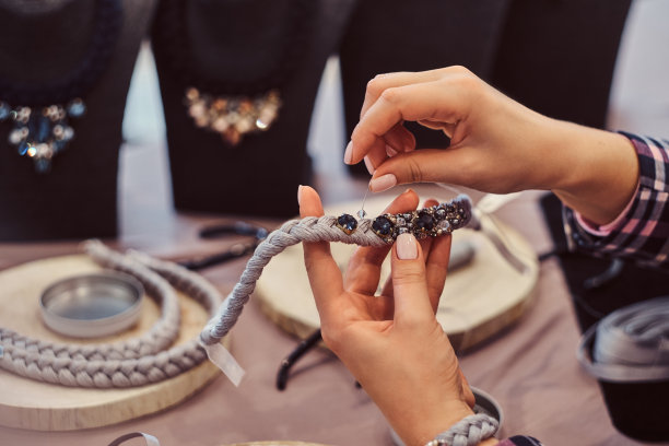 特写照片的一个女人的手谁制作手工项链图片下载