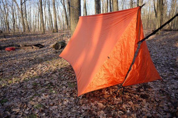 冬季或秋季露营时，在帆布下放置吊床图片下载