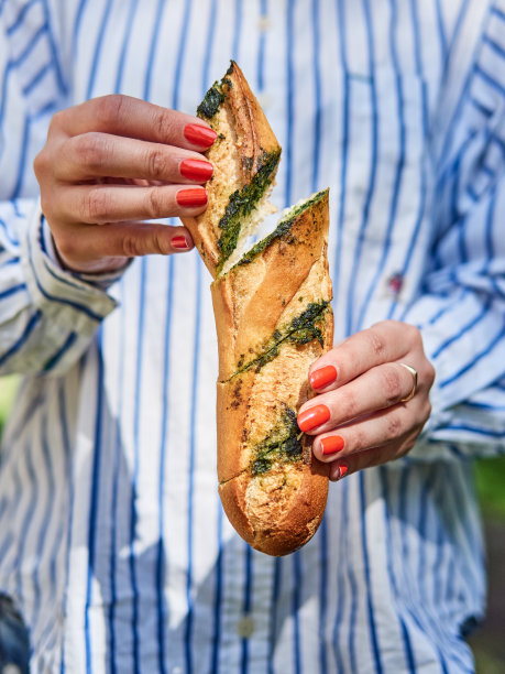 面包在手中图片下载