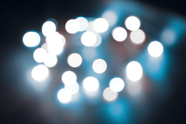 摘要散景夜背景。五彩斑斓的魔术灯光背景，为聚会装饰。霓虹灯发光效果。蓝色光芒图片下载