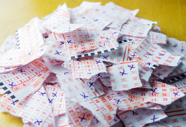 撕成碎片的彩票。抽奖。赌博的概念形象。图片下载