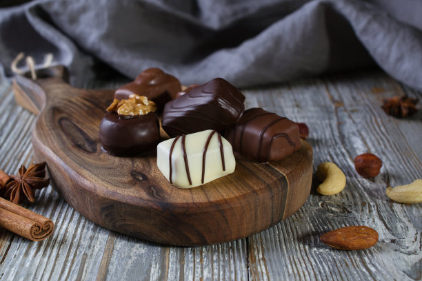 传统比利时巧克力品种胜过乡村木板。大气的食物照片图片下载