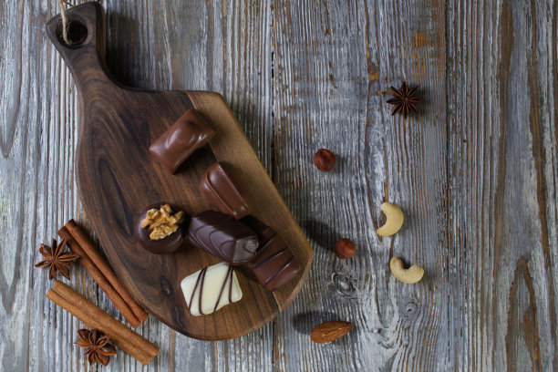 传统比利时巧克力品种胜过乡村木板。大气的食物照片图片下载