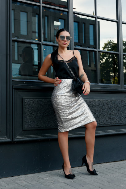 快乐微笑的女孩在街上摆姿势图片下载