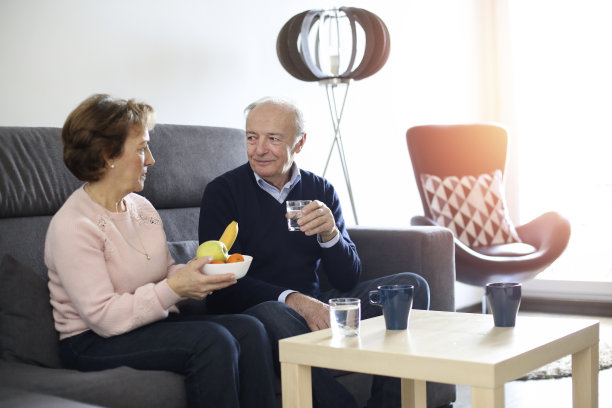 老年夫妇饮食健康图片下载